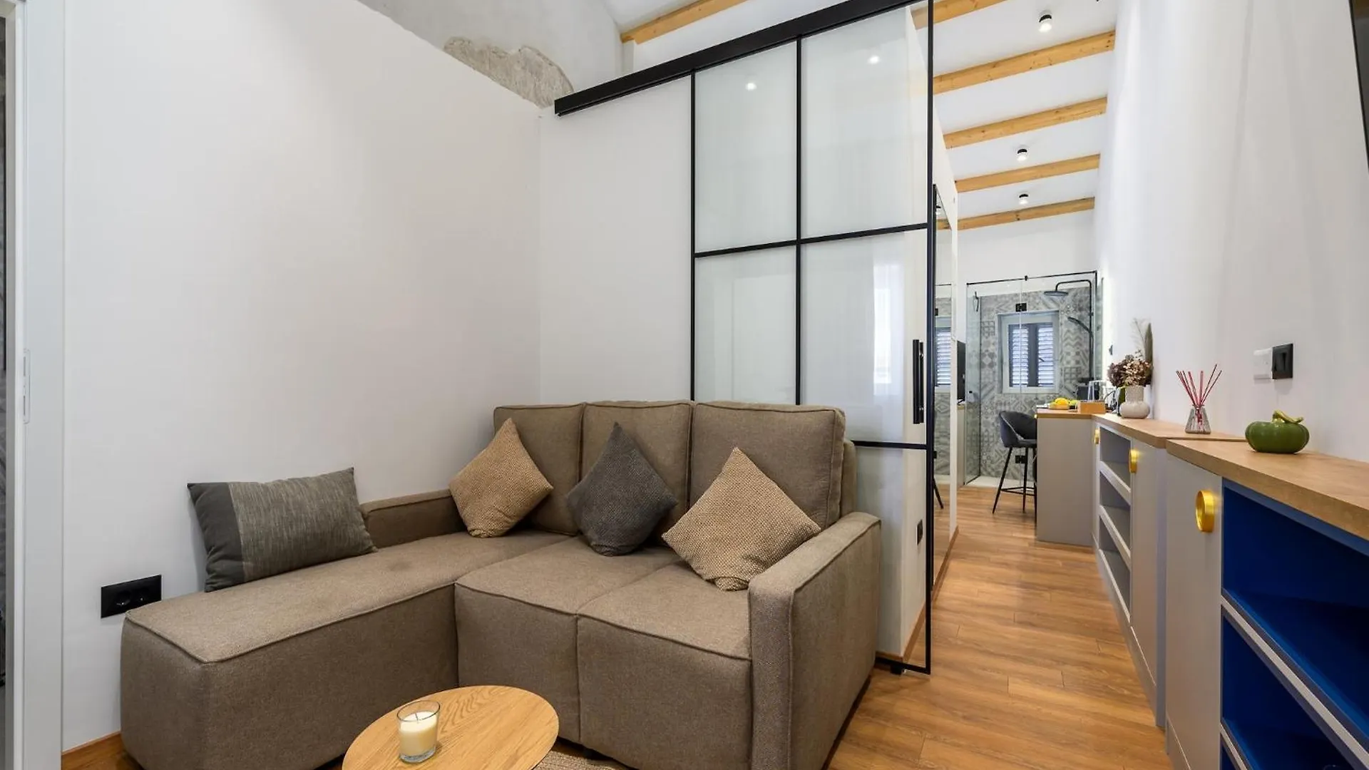 Apartment Near Old Town City Beach contacts